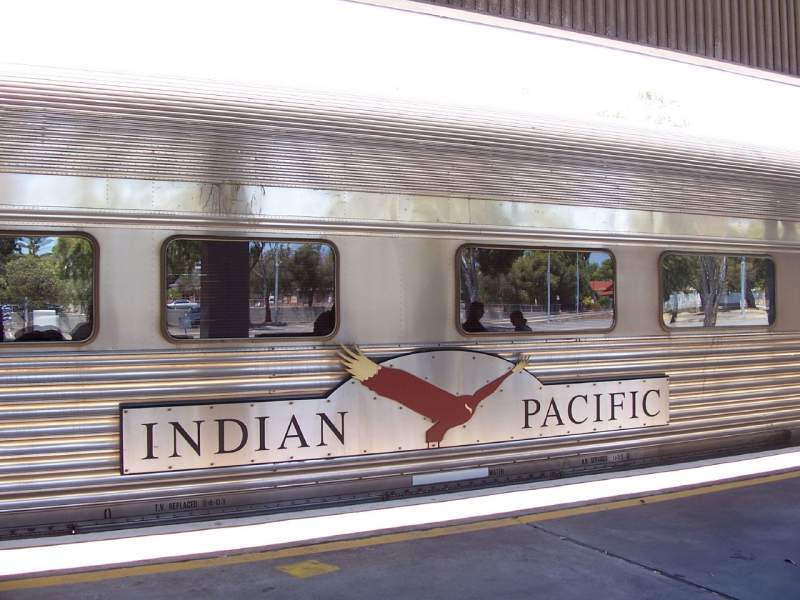 Indian_Pacific_on_the_platform_at_East_Perth